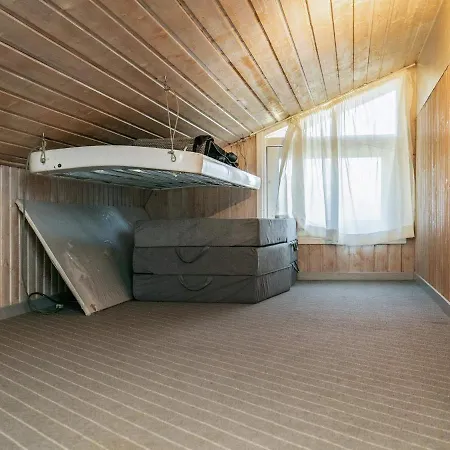 10 Person In Saltum-by Traum