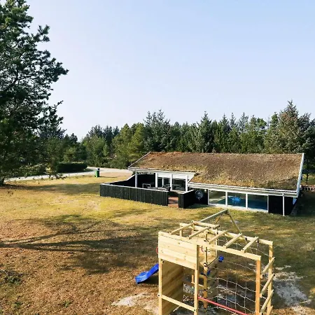 10 Person In Saltum-by Traum