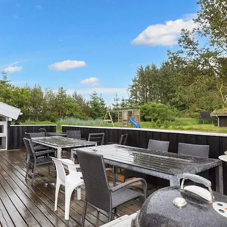 10 Person In Saltum-by Traum